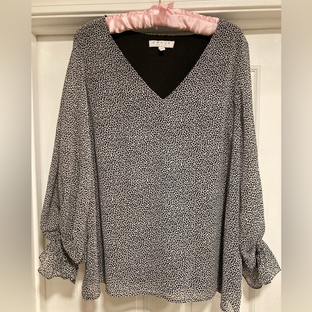 Women’s Chaus New York size L lined blouse in black & white. Ruffled sleeve hem